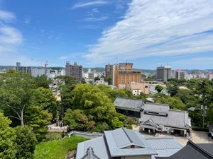 戦国時代に徳川家の拠点となった城、岡崎城へ。天守からの眺めは絶景です。