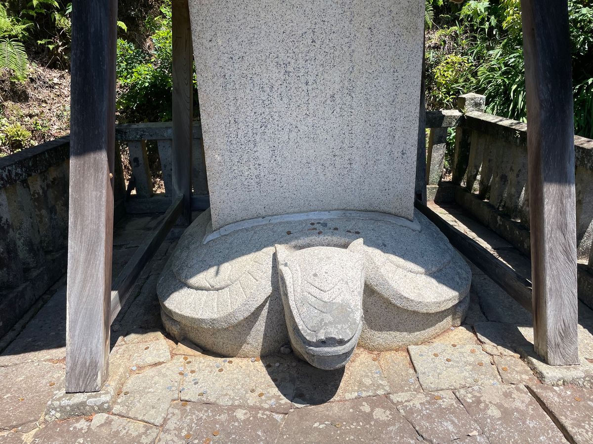 境内には「願掛け亀」と言う亀が。お賽銭が上手く首の凹みに入ると願いが叶うそ...
