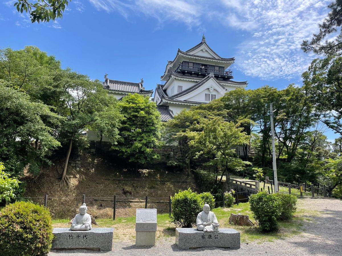 戦国時代に徳川家の拠点となった城、岡崎城へ。天守からの眺めは絶景です。