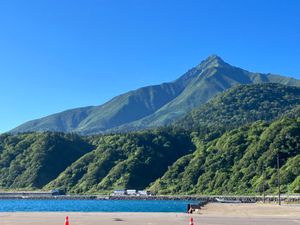 白い恋人の山、利尻富士、雲がとても綺麗な島でした✨