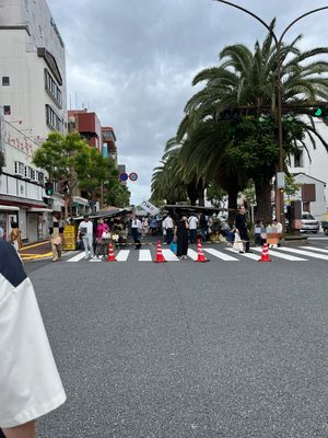 日曜の朝は賑やかで、近隣にひろめ市場や高知城があり徒歩でまわれます。少し歩...