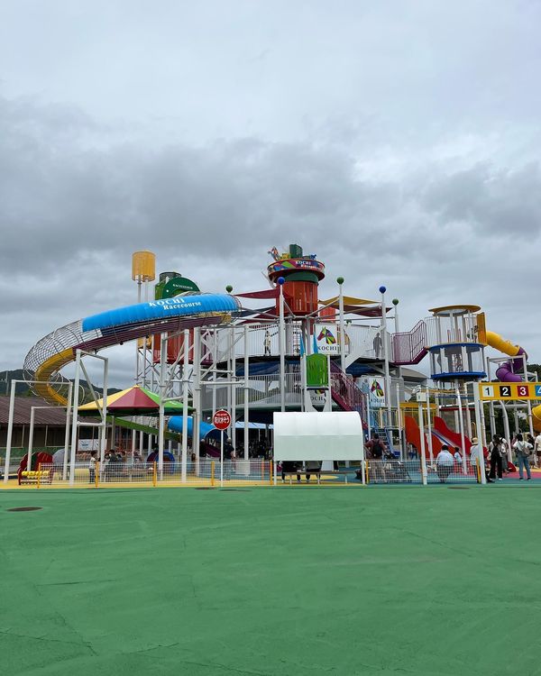 日本・高知県「高知県 日曜朝市」の写真：高知競馬場
昼間は場外馬券売場ですが、ナ...