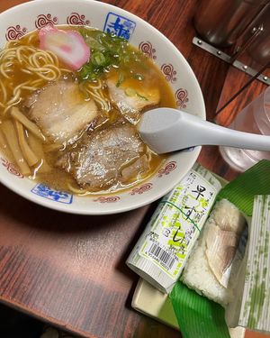 和歌山ラーメン
隣接する無料駐車場あり。クチコミを見て行きました。