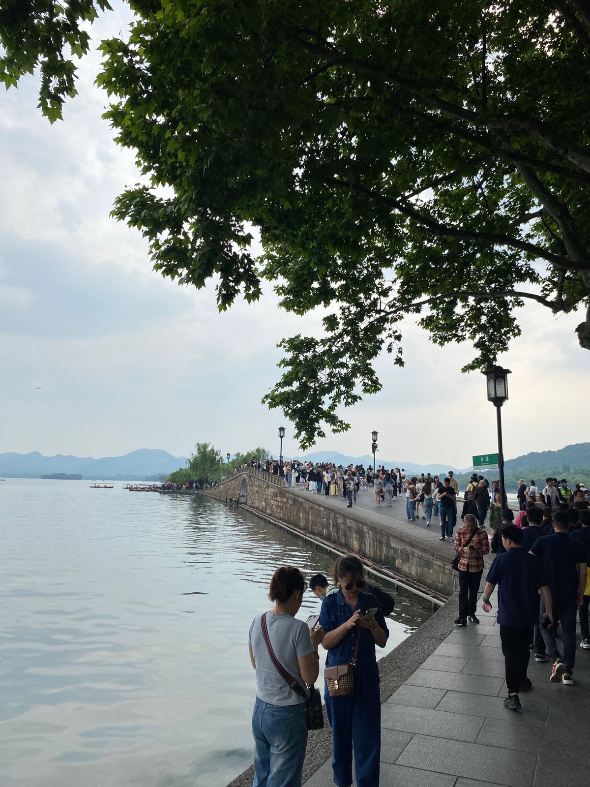 西湖は人が多かったなぁ。
上海は当然のように人がいっぱいでした。