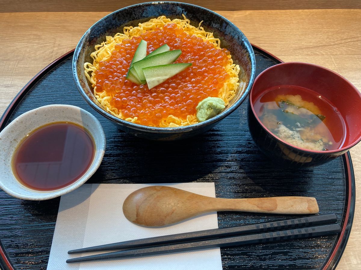 青いライトアップの池