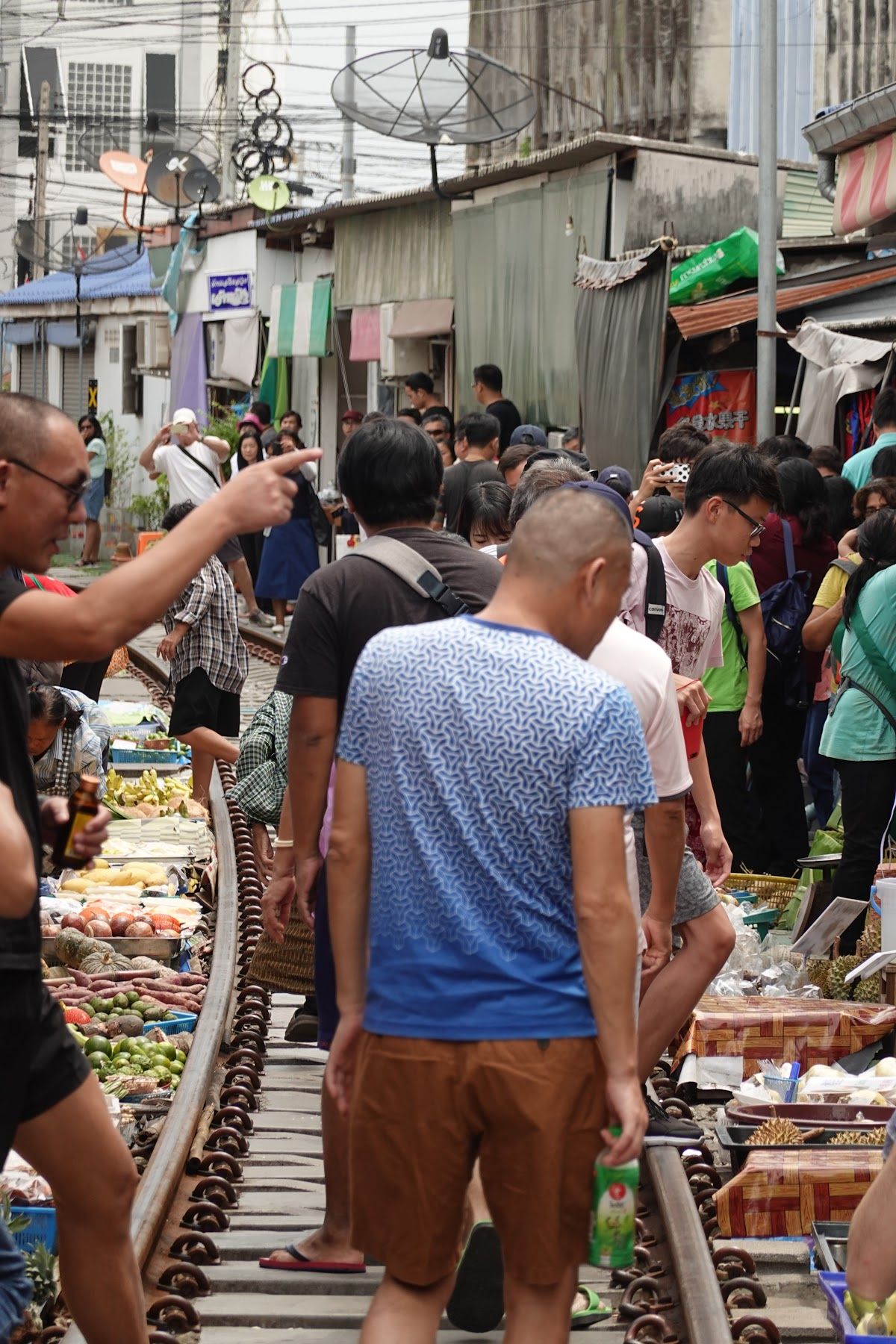 定番のメークロン線路市場の電車
直前まで広げられていた屋台は閉じられ電車超接近！