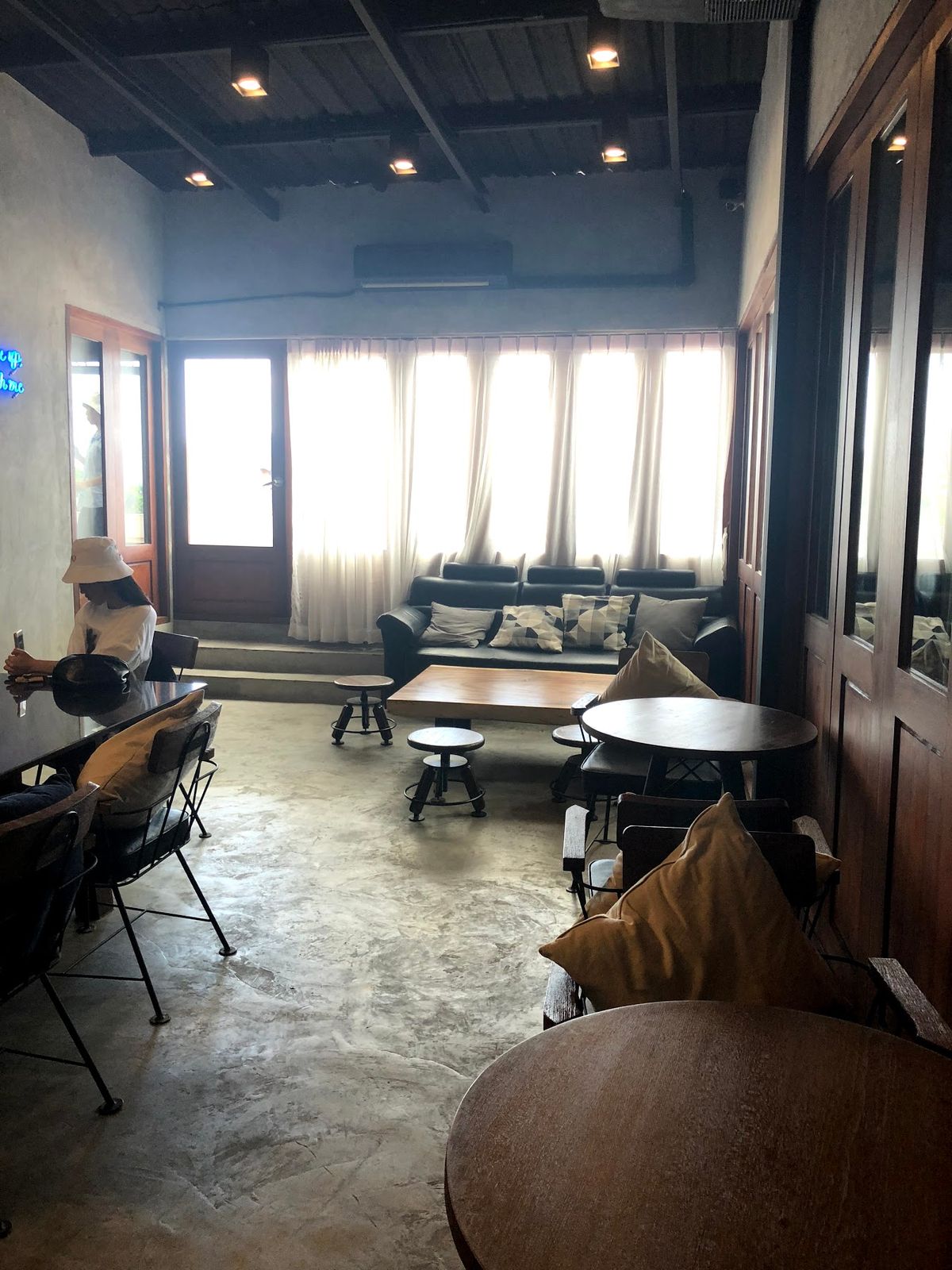 歩き疲れて休憩するカフェも探すもなかなか見つからずようやく見つけた

Wo...