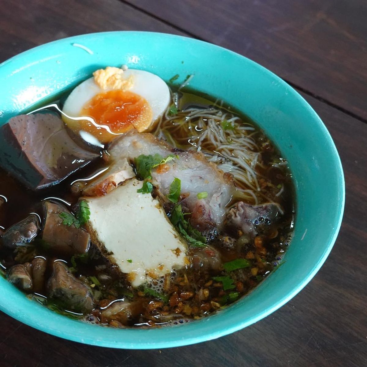 メークロン線路市場で辛ラーメンを食べる！
2枚目は線路側の屋台で甘口だけど...
