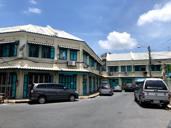 タイ・バンコク「とりあえずタイ」の写真：しばらく歩くとレトロな街並みになった

...