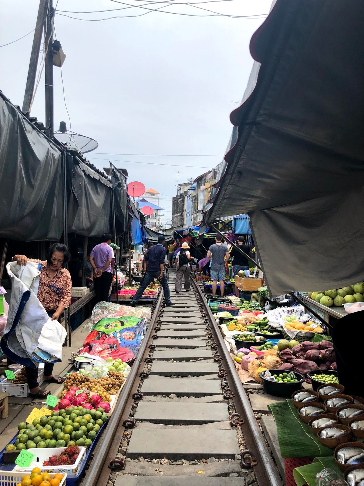定番のメークロン線路市場の電車
直前まで広げられていた屋台は閉じられ電車超接近！