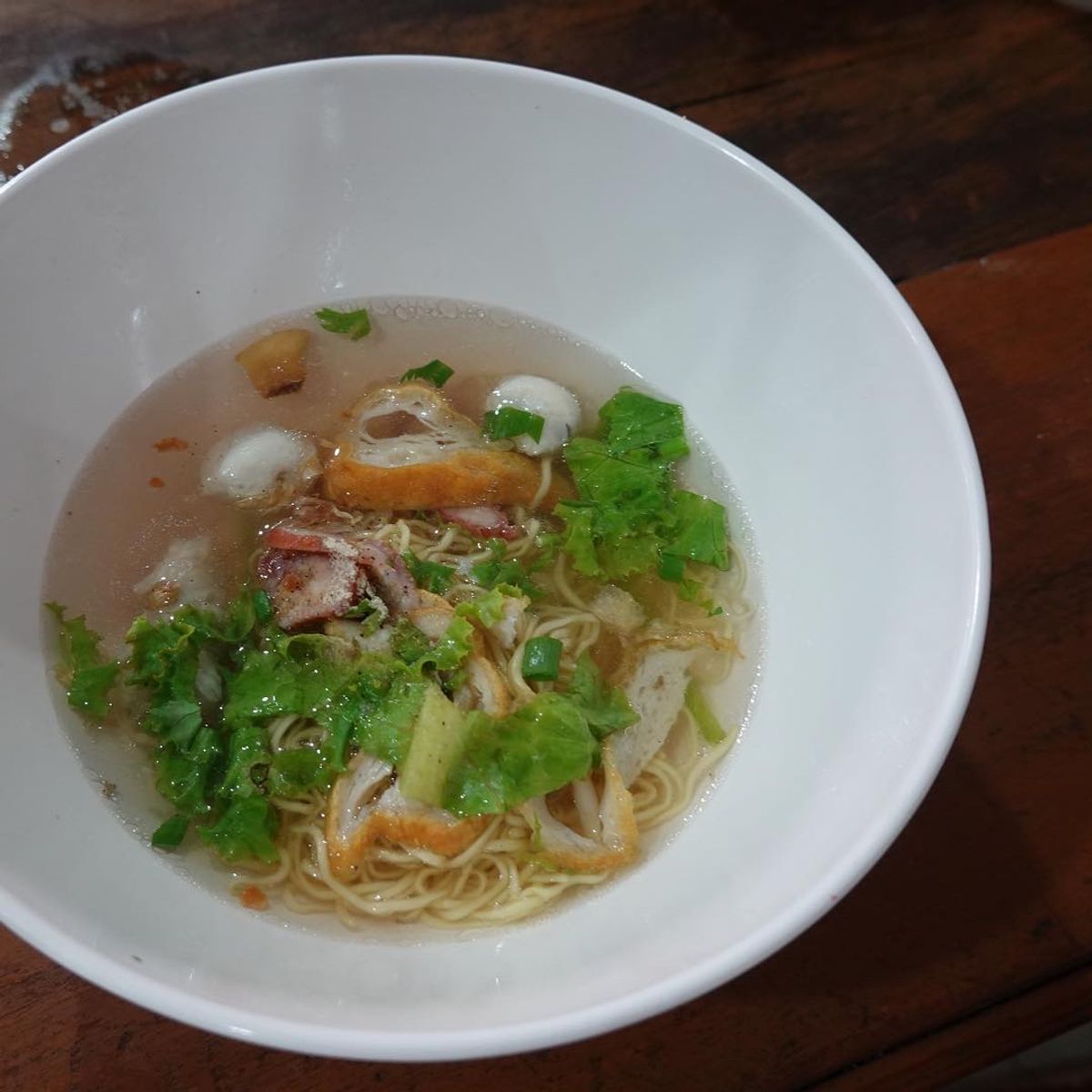 メークロン線路市場で辛ラーメンを食べる！
2枚目は線路側の屋台で甘口だけど...