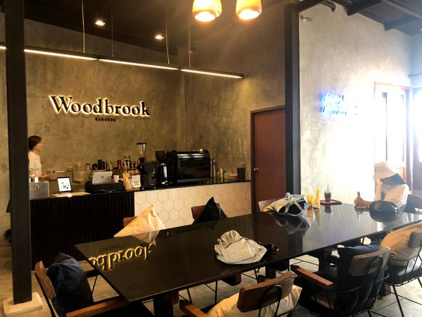 タイ・バンコク「とりあえずタイ」の写真：歩き疲れて休憩するカフェも探すもなかなか...