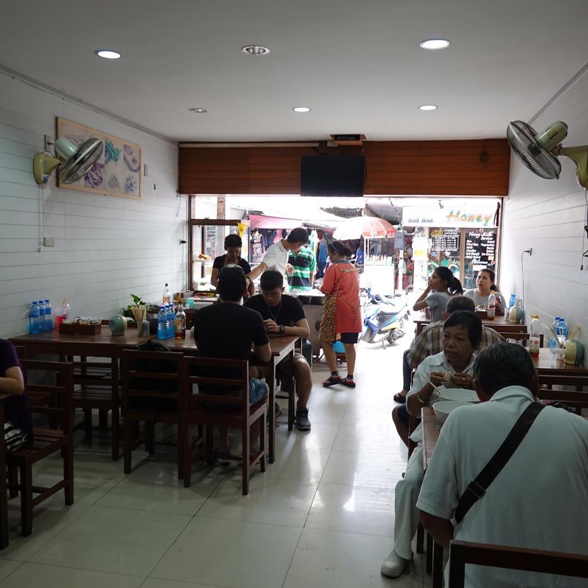 メークロン線路市場で辛ラーメンを食べる！
2枚目は線路側の屋台で甘口だけど...