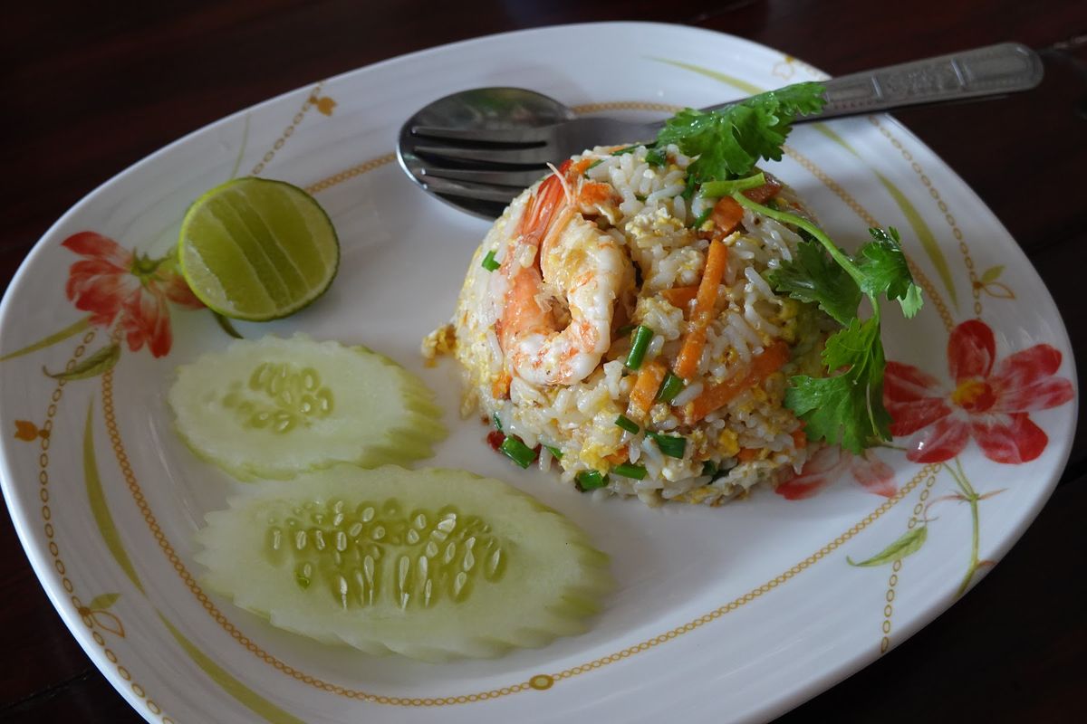 なんでお店か忘れたけど、チャーハンとトムヤンクンがどうしても食べたくて両方...