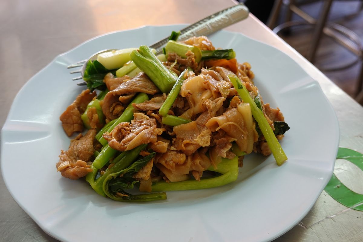 プレーンプートン通りの近くでランチ

店の中で現地人っぽい人が食べていた、...