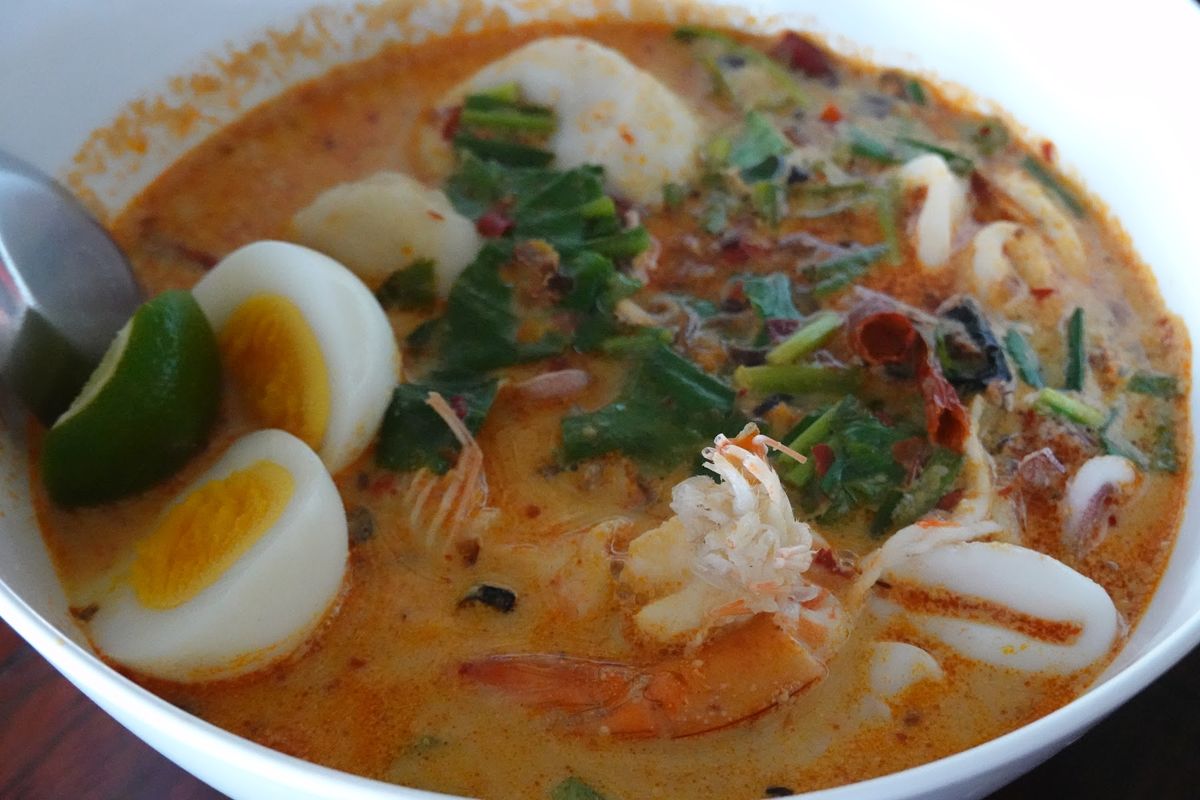 なんでお店か忘れたけど、チャーハンとトムヤンクンがどうしても食べたくて両方...