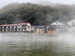 今年も仙人風呂に入ろうと川湯温泉
雪見風呂かと思いきや全く雪が無く大雨。
...