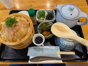 雨が降ってあまりに暇なので、そうだ豊根でチョウザメ食べようと昼近くに自宅出...