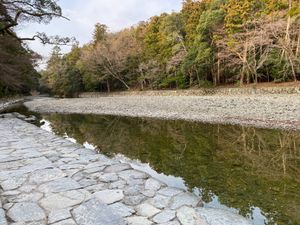 朝早く自宅を出て伊勢参り
早いとおかげ横丁も、ガラガラです。
定番の赤福と...