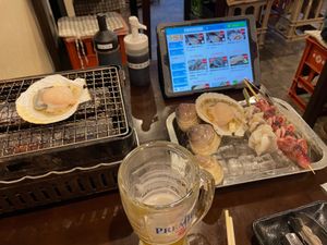 土曜日の夕食は駅前の浜焼きのお店へ！
浜焼きセットを注文
でっかい蛤が最高...