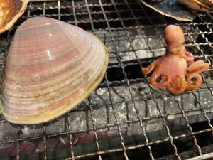 土曜日の夕食は駅前の浜焼きのお店へ！
浜焼きセットを注文
でっかい蛤が最高...