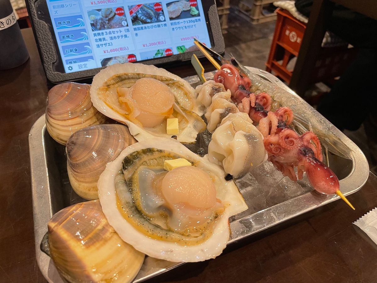 土曜日の夕食は駅前の浜焼きのお店へ！
浜焼きセットを注文
でっかい蛤が最高...