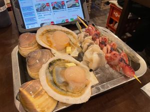 土曜日の夕食は駅前の浜焼きのお店へ！
浜焼きセットを注文
でっかい蛤が最高...