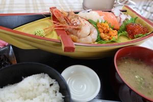 食事処あといで海鮮舟盛りを食べる。驚きの観光客価格。
そこから香深港を経由...