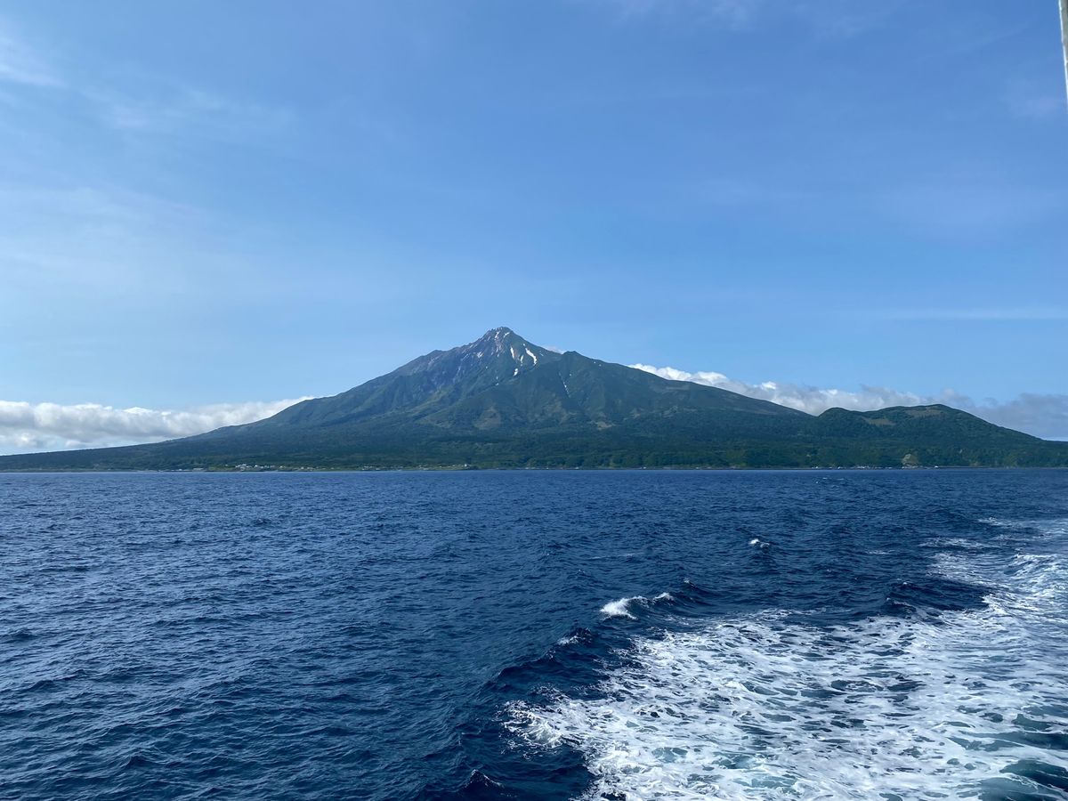 4日目
8:25鴛泊発のフェリーで稚内へ。
利尻山も見納め。
お土産のウニ...