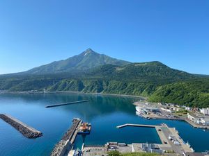 3日目　快晴☀️
朝からペシ岬のプチ登山。
利尻山と利尻ブルーがイイ感じ😆