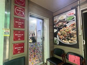 ミシュランに掲載されているというカンジャンケジャンのお店へ。
初めてのカン...