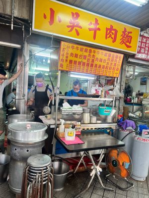 歩いてたら見つけたローカルなお店の牛肉麺。
味変！と思って辛いやつ入れすぎ...