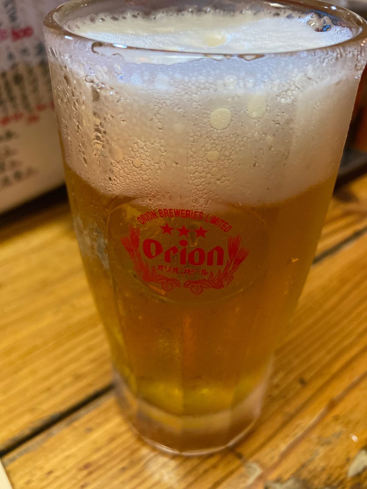 いつでも笑顔で歯を見せるシーサーに出迎えられて、とりあえずのオリオンビール。