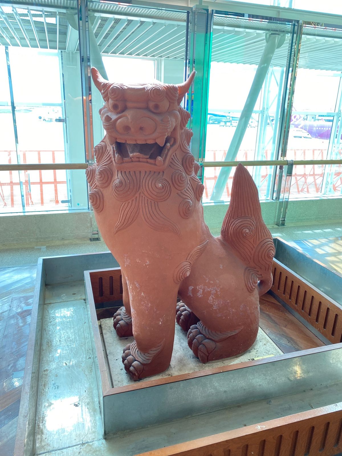 いつでも笑顔で歯を見せるシーサーに出迎えられて、とりあえずのオリオンビール。