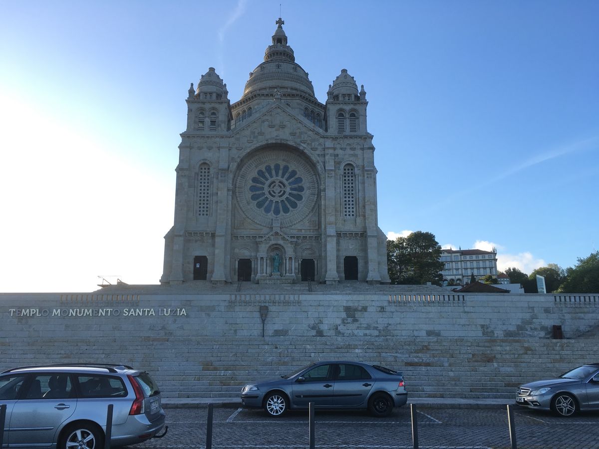 ビアナドカステロ。
山頂の教会から街を望む。
駅前、のんびりとした街。