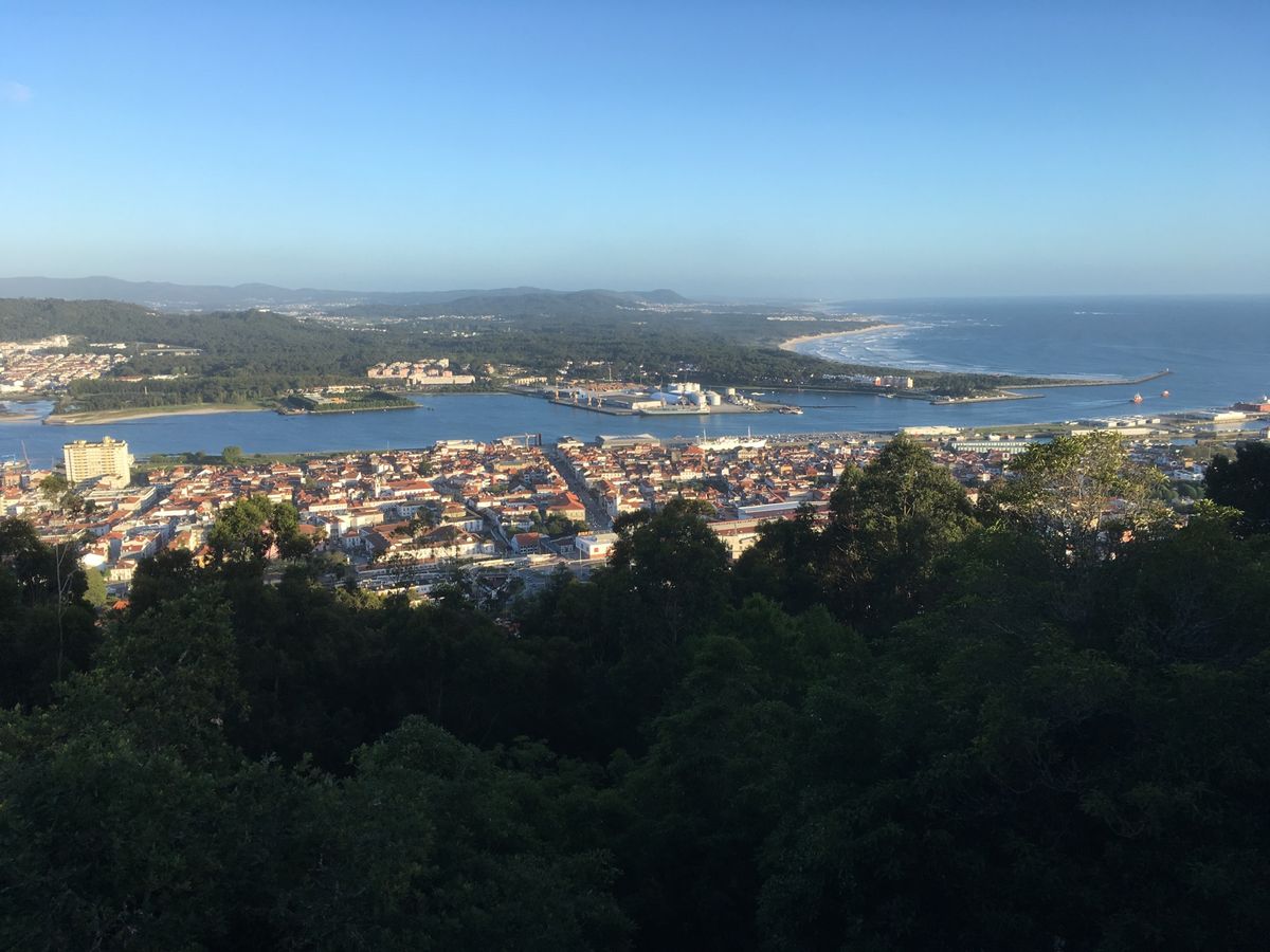 ビアナドカステロ。
山頂の教会から街を望む。
駅前、のんびりとした街。