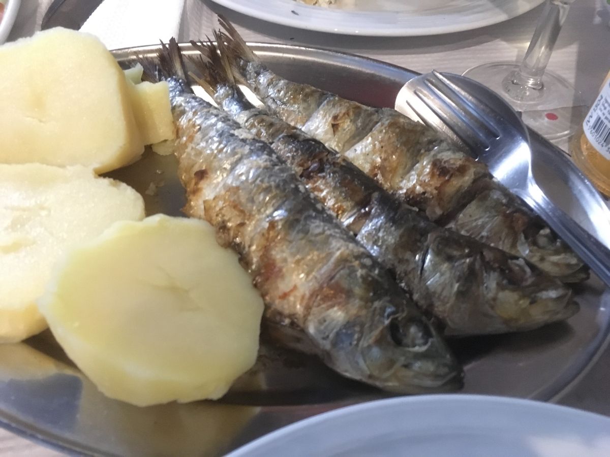 ビアナドカステロ。イワシなどの魚も普通に美味しいけれど、この添え物のポテト...