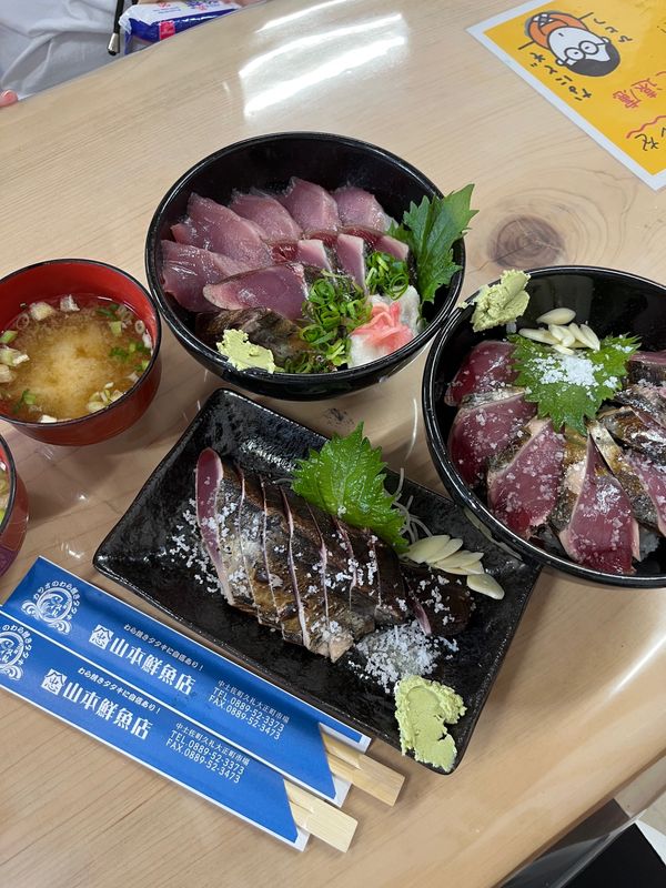 日本・高知県「高知県グルメ（鰹のタタキの食べ比べ）」の写真：久礼大正町市場

ちょっとした観光地であ...