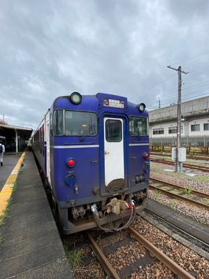 長岡からリゾート列車🚃越乃ｼｭｸﾗ🍶車内が日本酒バーになっていて、振る舞い...