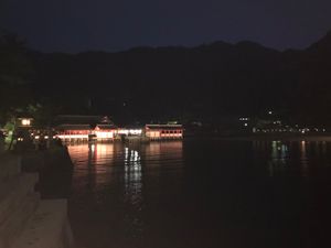 夜の宮島。