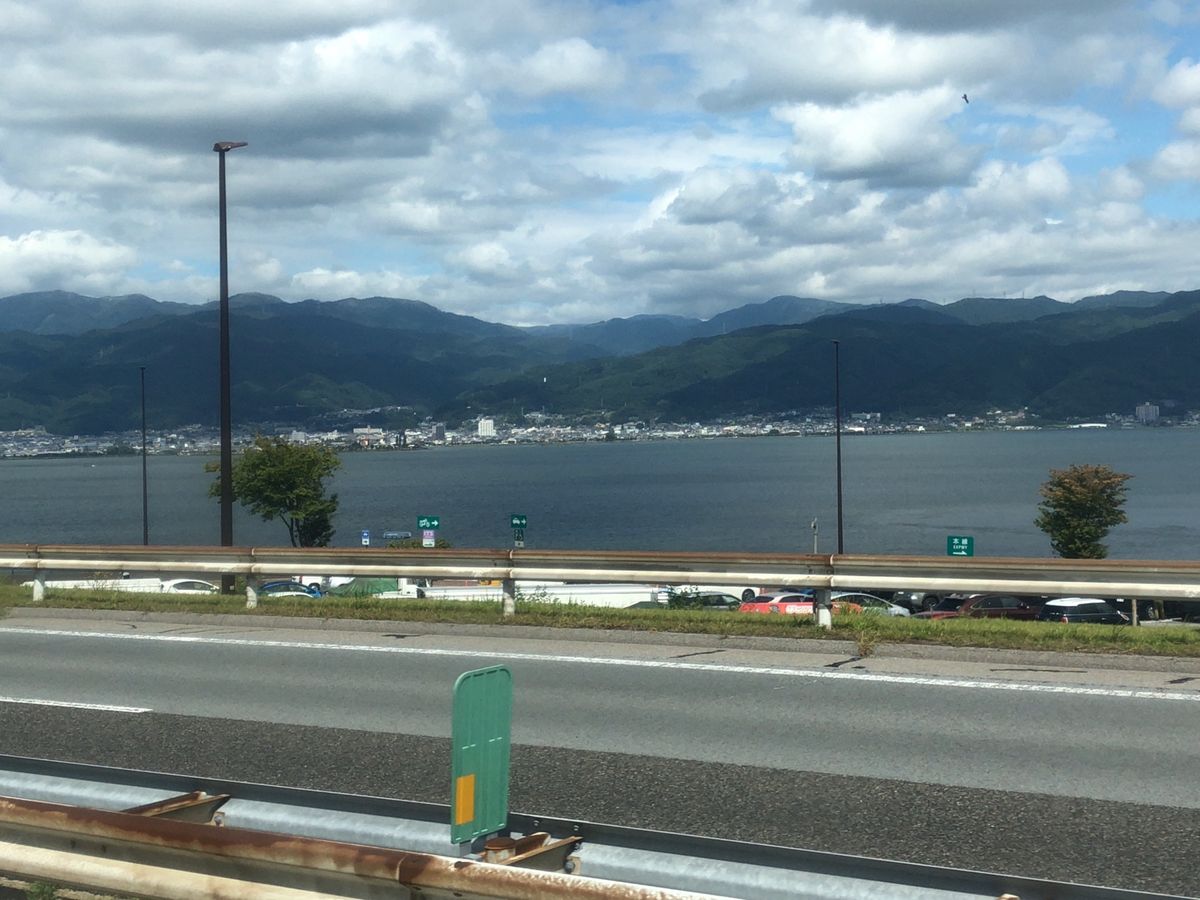 バスの中にて諏訪湖の車窓と秋を感じさせてくれる刈取前の田んぼ🍂