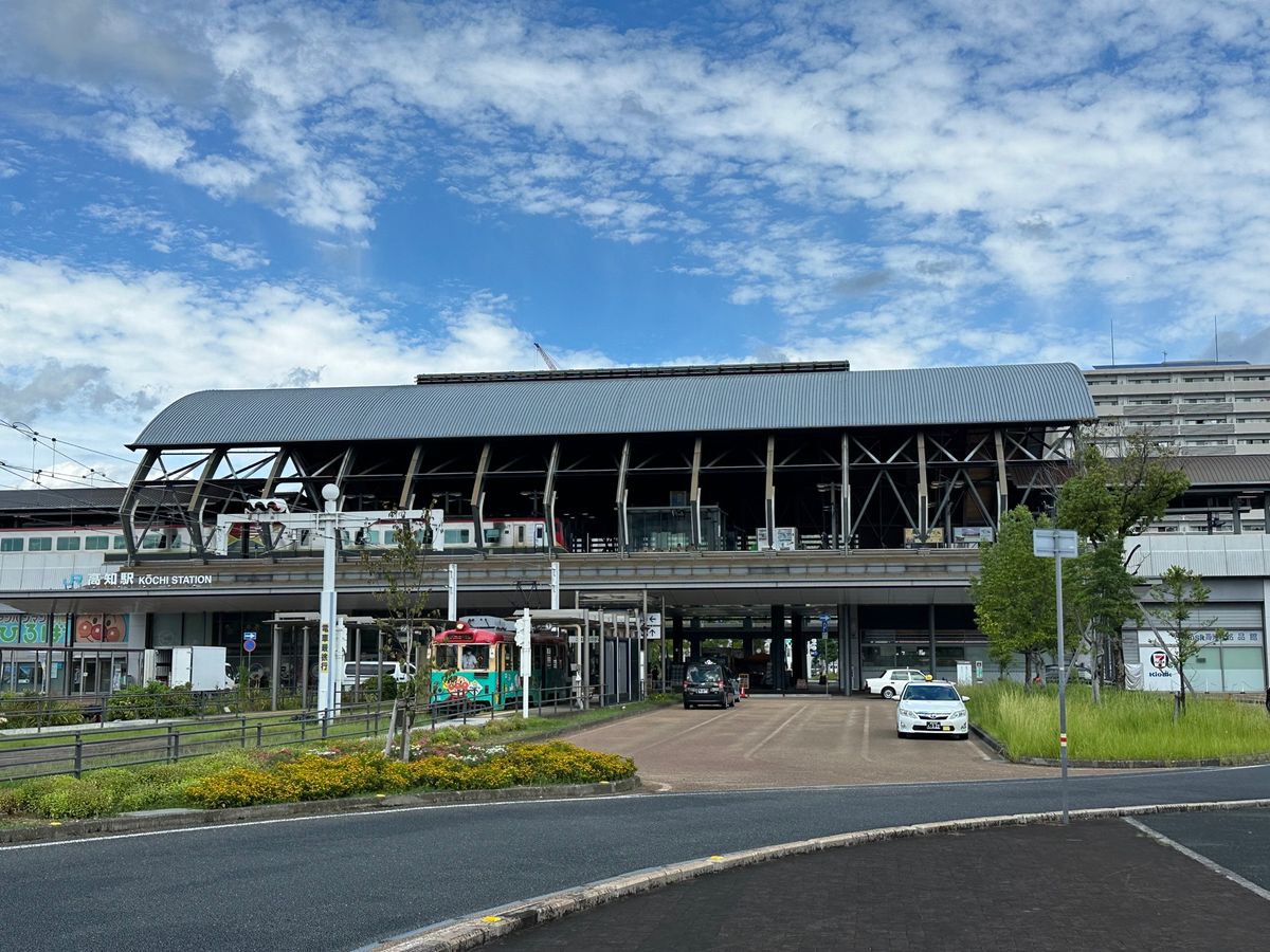 高知城から高知駅
龍馬パスポート更新も