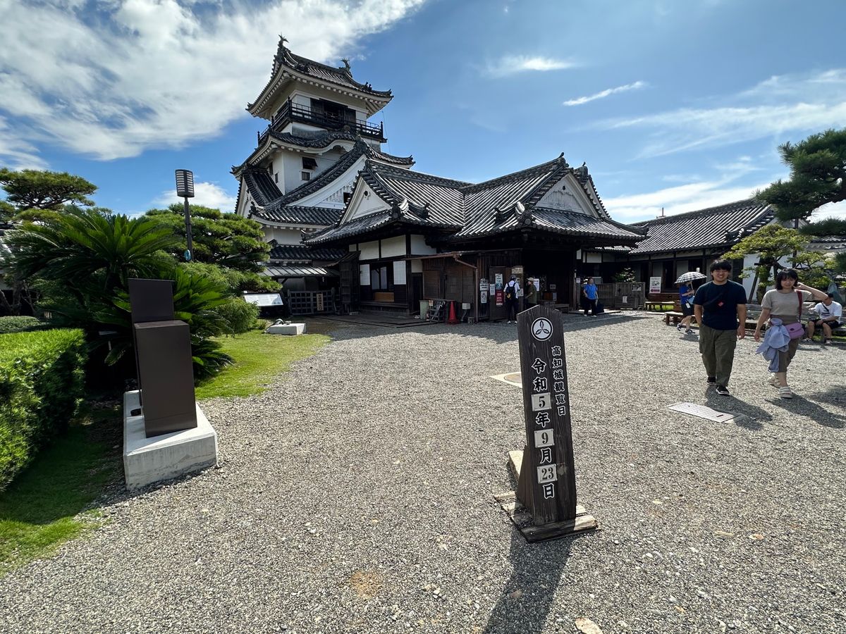 高知城から高知駅
龍馬パスポート更新も