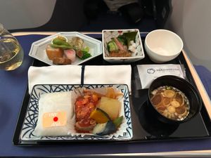 機内食
和食を選択
なんか朝からビリビリ頭痛がしてて、とにかく全部食べてカ...