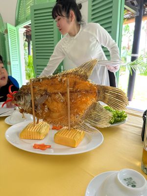 ツアーの最後にレストランでベトナム料理

エレファントフィッシュという魚を...