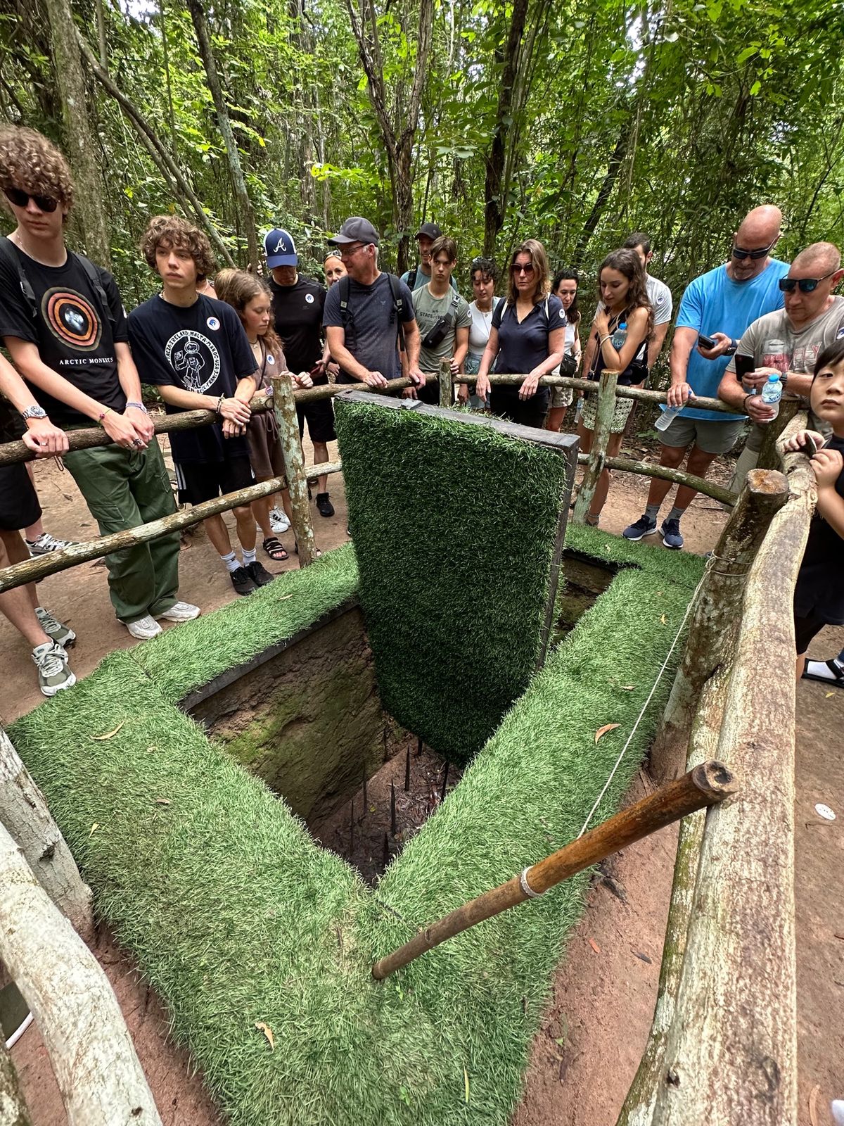 クチトンネルツアー

こんな狭いトンネルが250キロもあると思うと凄まじい...