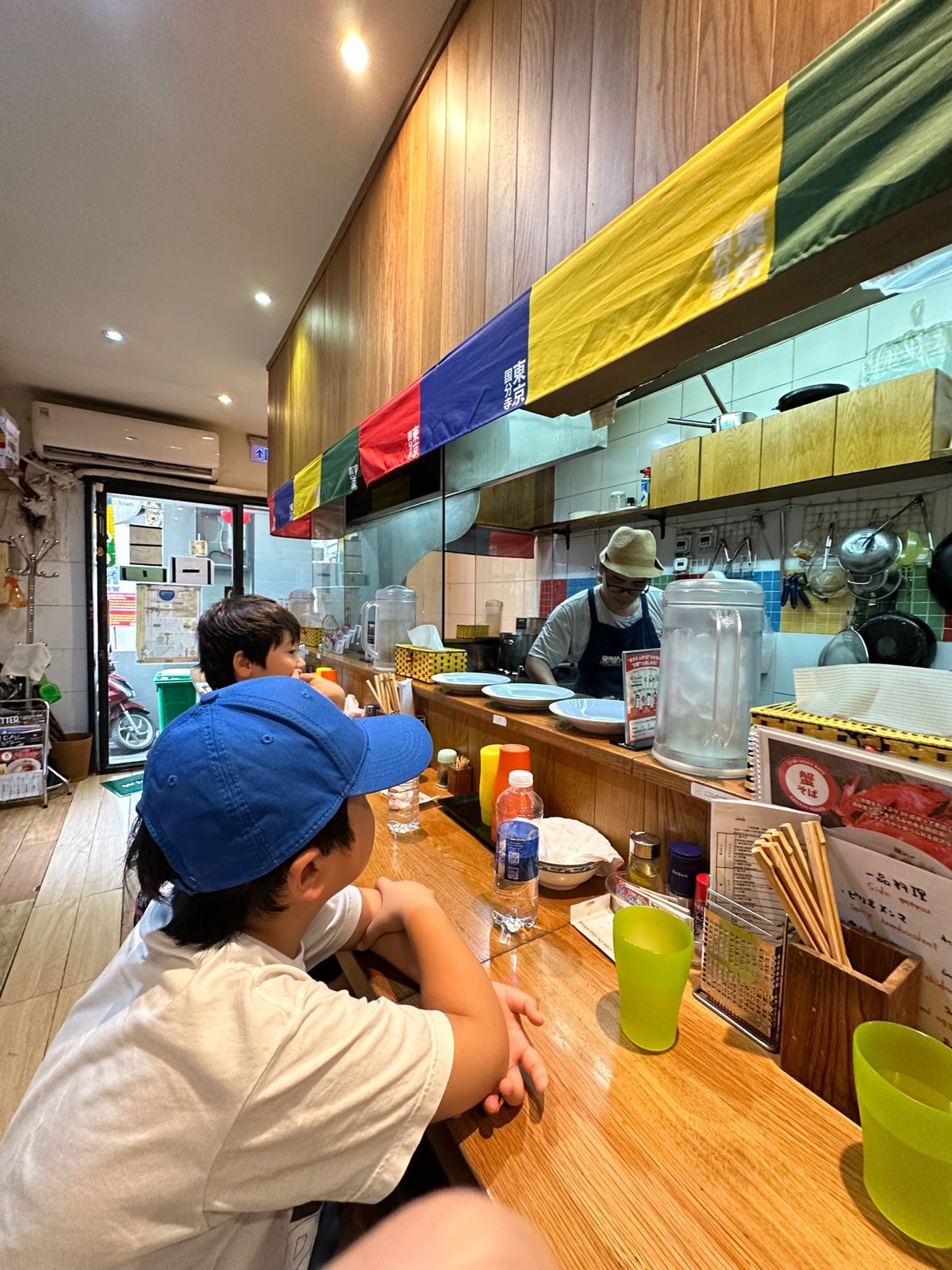 次男があまりベトナム料理にがっついていなかったので、中休みでラーメン。

...