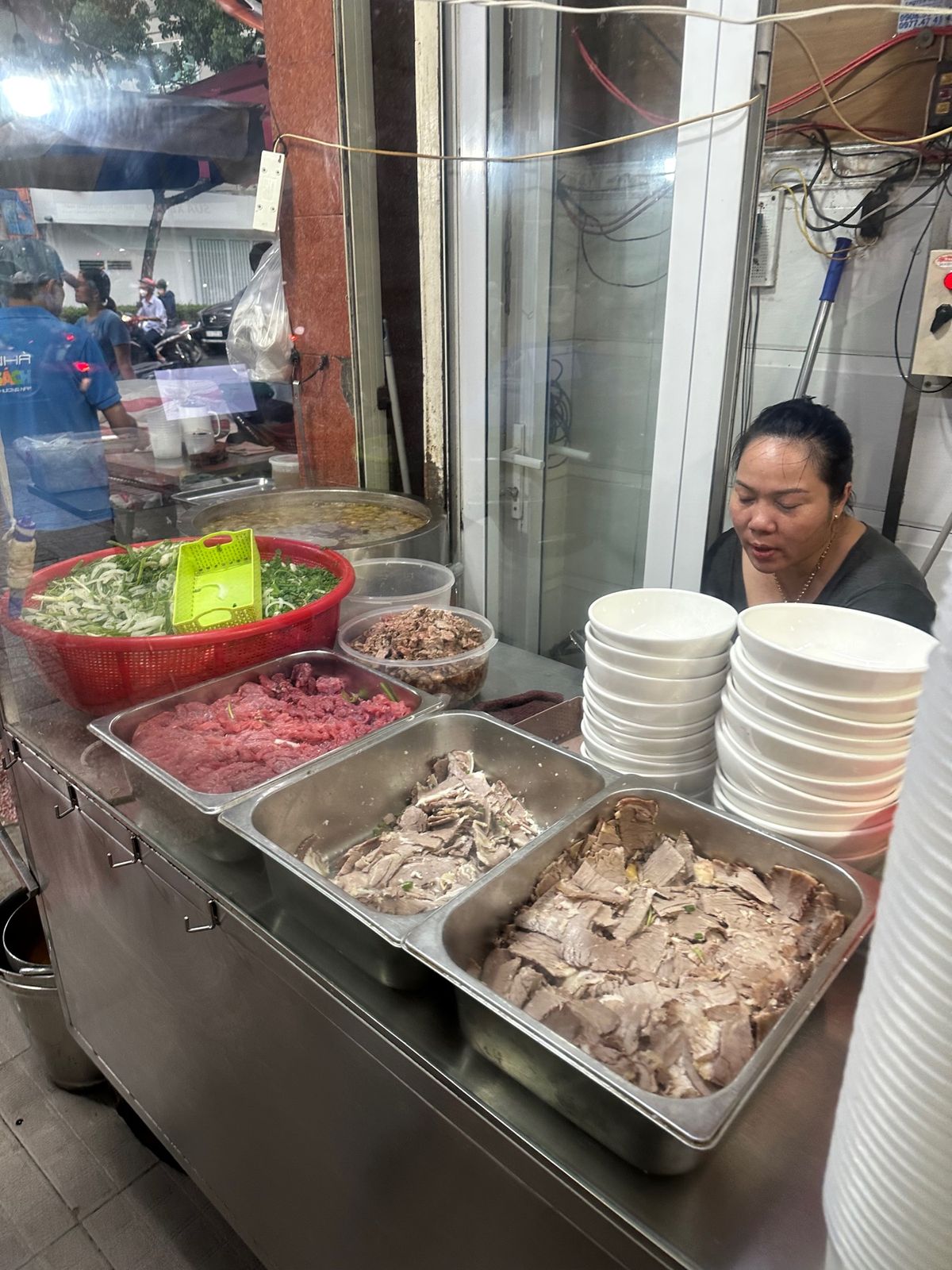 夕飯はホーチミンいちうまいと聞いたフォー屋さん「Phở Bò Phú Gi...
