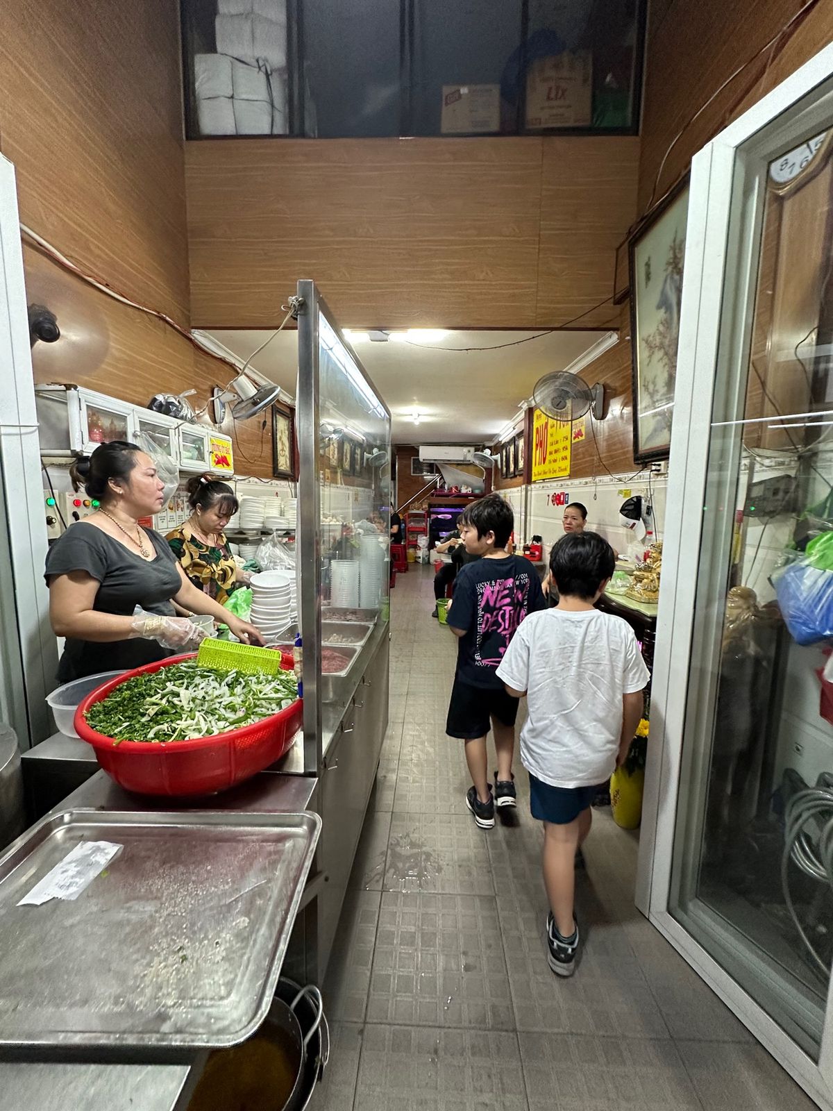 夕飯はホーチミンいちうまいと聞いたフォー屋さん「Phở Bò Phú Gi...