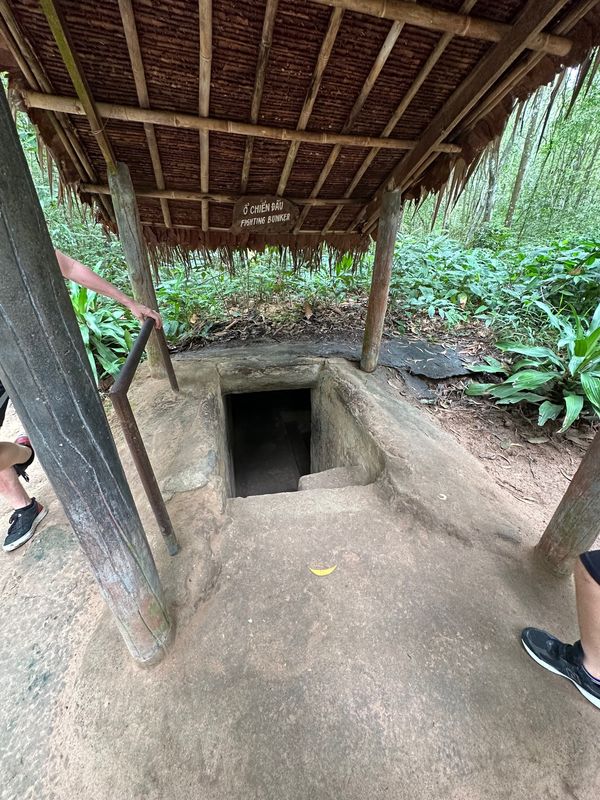 ベトナム・ホーチミン「ベトナム　ホーチミン」の写真：クチトンネルツアー

こんな狭いトンネル...